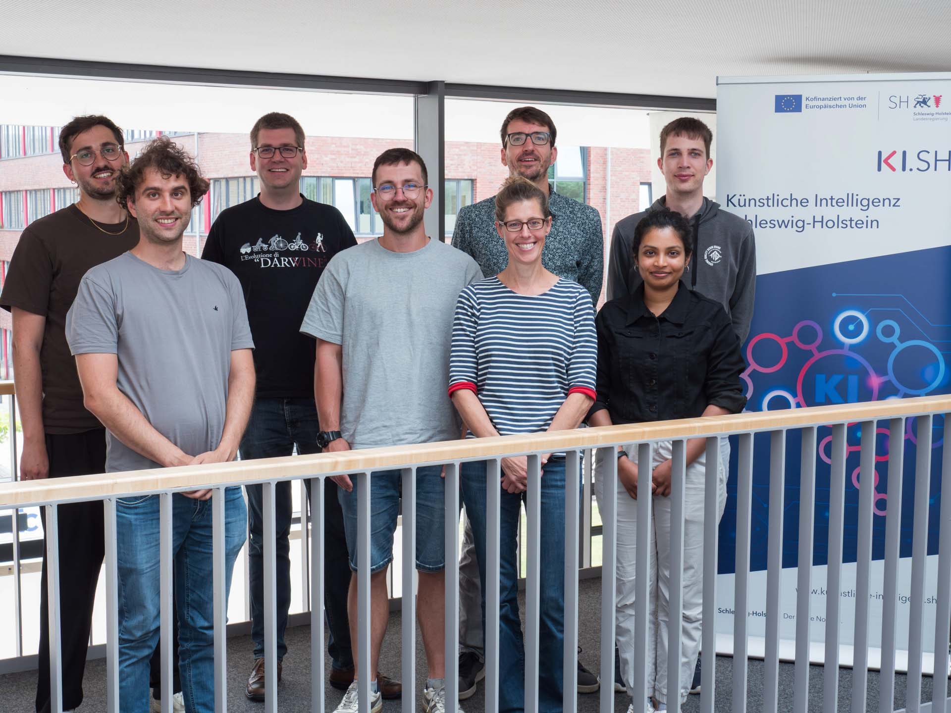Die beteiligten Teams der Arbeitsgruppe Neurogeriatrie des Universitätsklinikums Schleswig-Holstein und KI.SH nach erfolgreich abgeschlossener Machbarkeitsstudie (v.l.: Josef Küstner, Dr. Pedro Rodrigues da Conceição, Thies Schönfeldt, Dr. Clint Hansen, Dr. Caroline von Dresky, Dr. Robbin Romijnders, Rachana Niranjan Murthy und Dominik Hirsch).